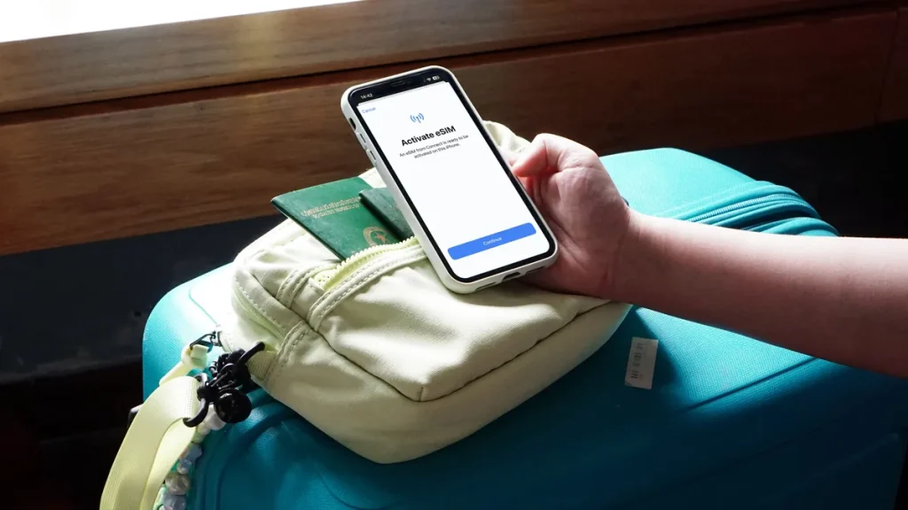 出発前にスマホでeSIMを設定するイメージ