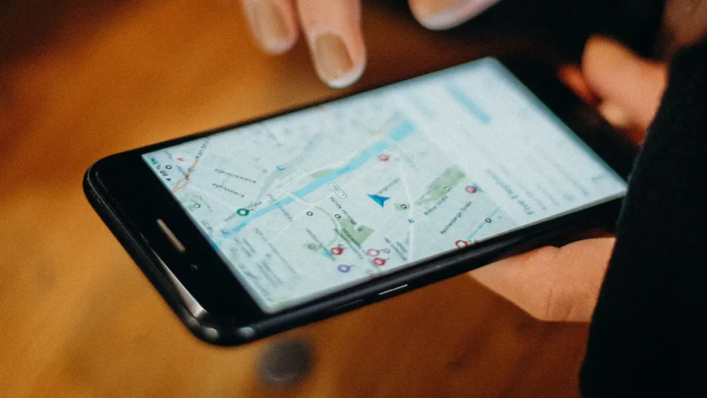 韓国旅行中にスマホの地図アプリを使うイメージ
