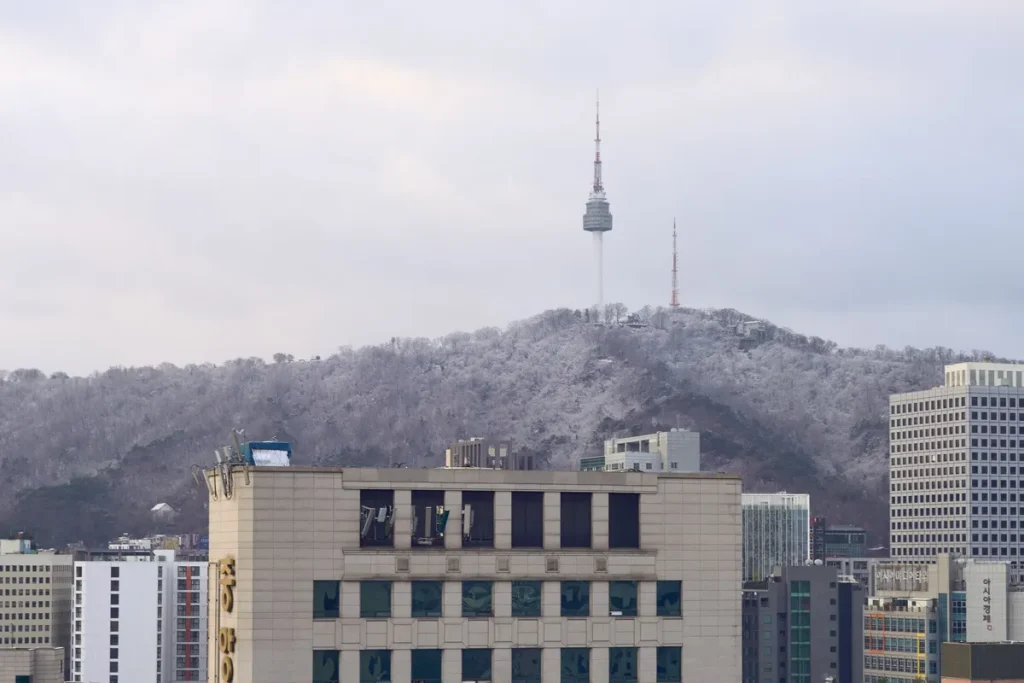 冬のソウル、雪で白くなった南山とNソウルタワーPhoto: Pexels