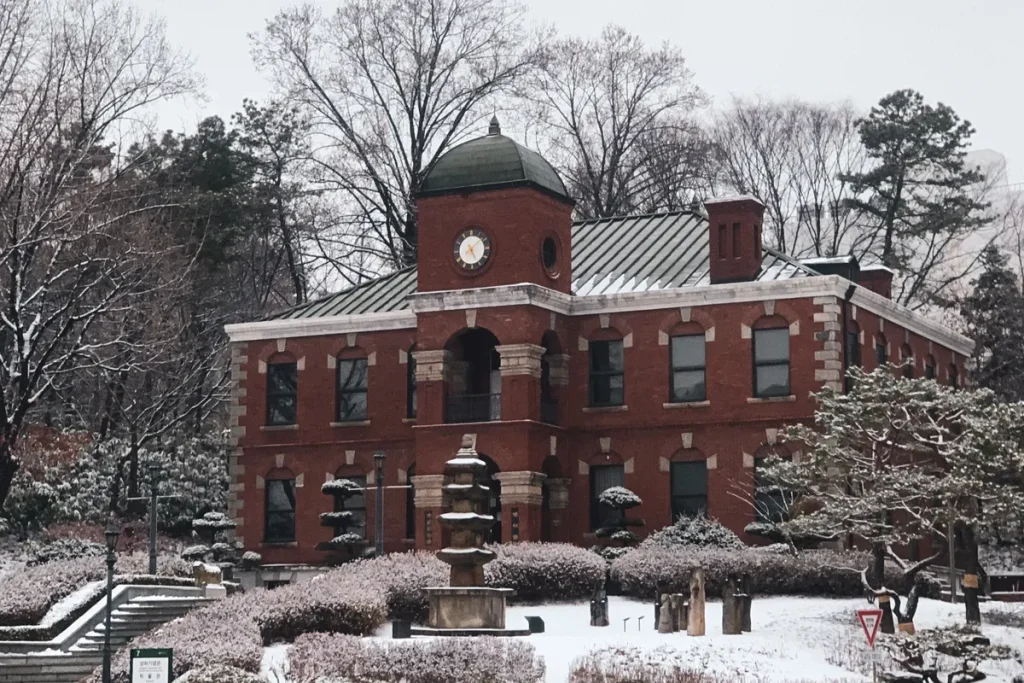 雪が積もったれんが造りの建物Photo: Pexels